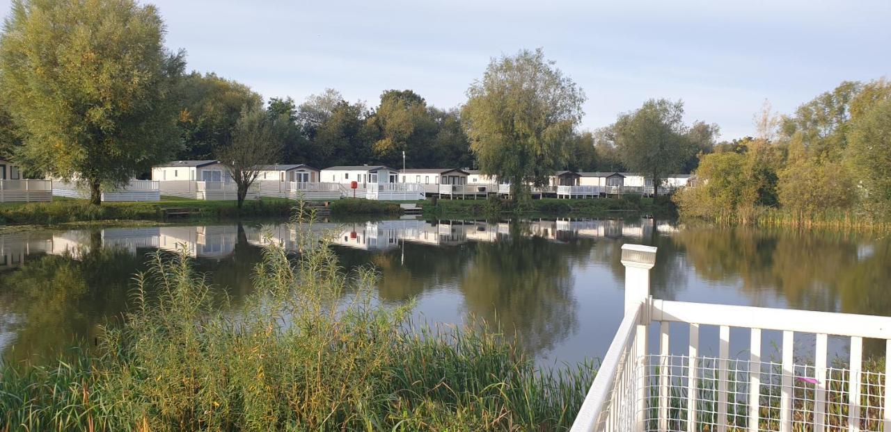 Lakeside Cotswold Holiday Home Cirencester Exteriér fotografie