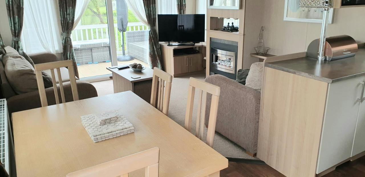 Lakeside Cotswold Holiday Home Cirencester Exteriér fotografie