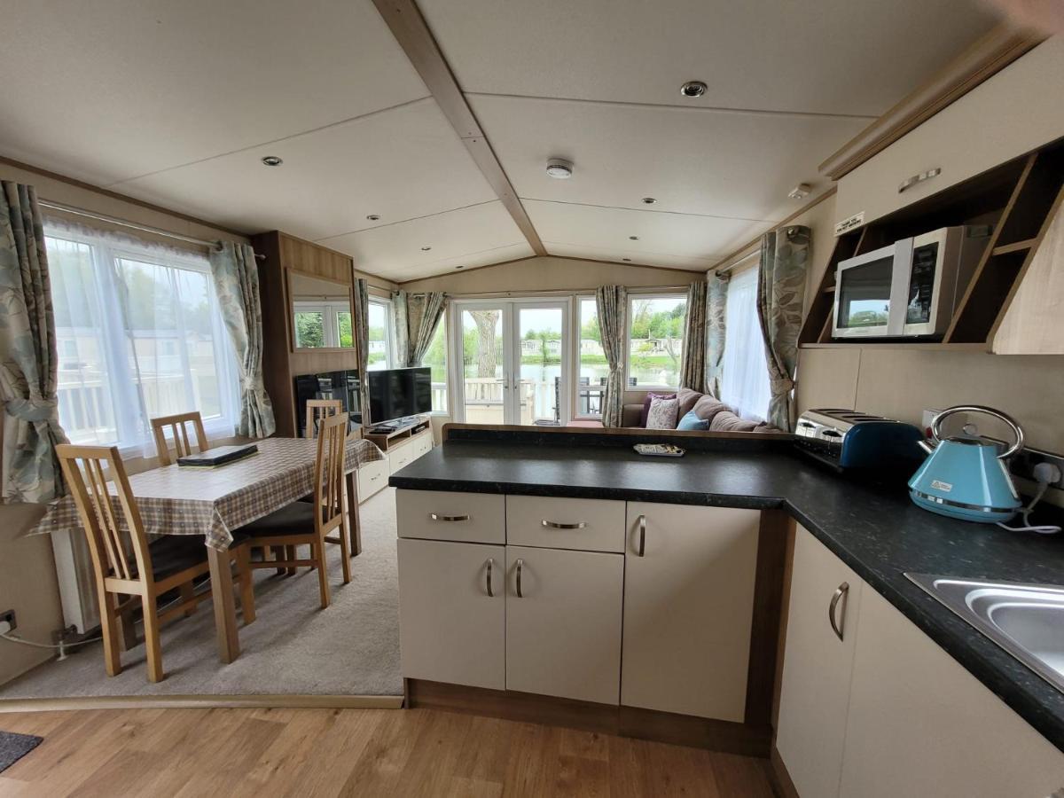 Lakeside Cotswold Holiday Home Cirencester Exteriér fotografie