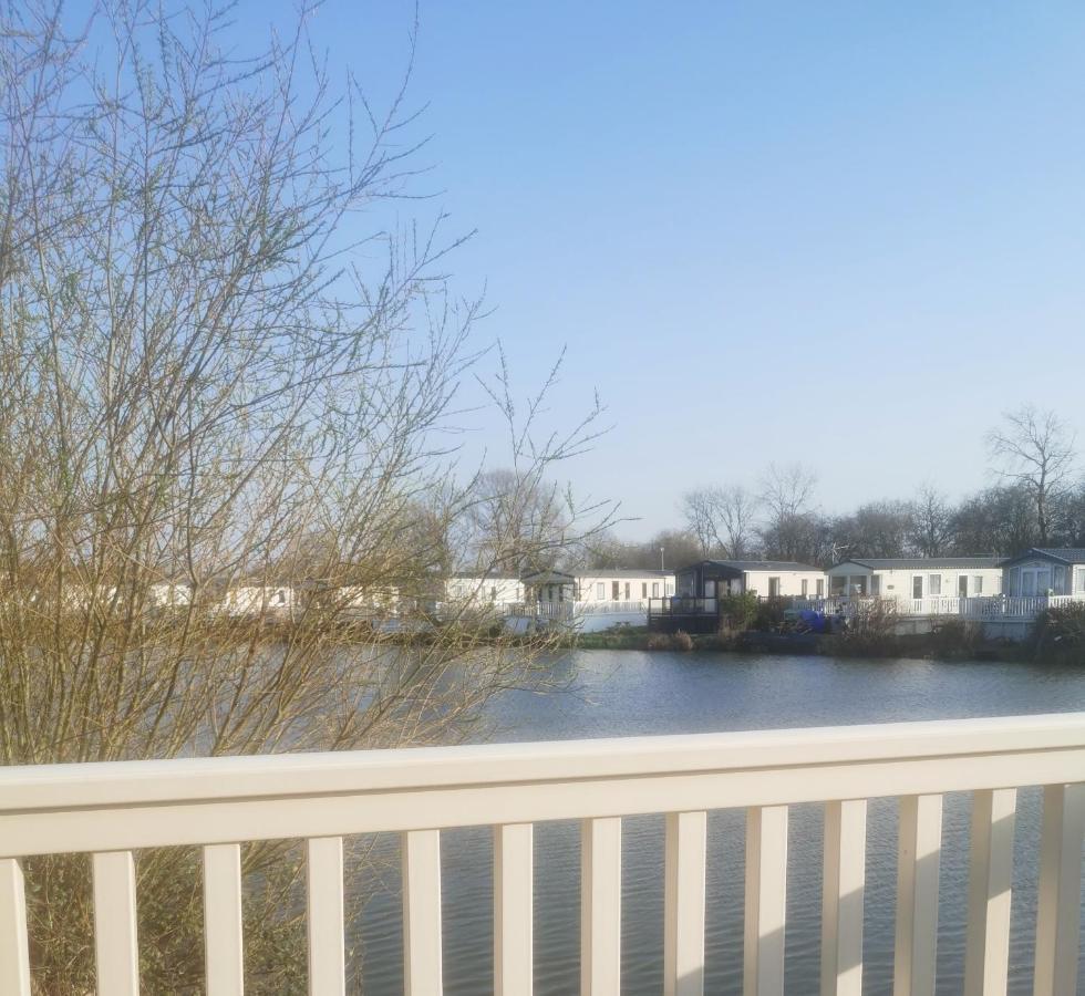 Lakeside Cotswold Holiday Home Cirencester Exteriér fotografie