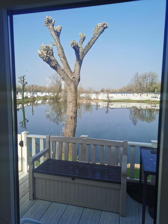Lakeside Cotswold Holiday Home Cirencester Exteriér fotografie